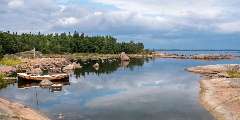 Ein kleines Boot schwimmt in einem See