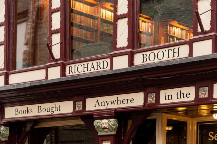 Ein rot-weißes Gebäude mit einem Schild richard booth
