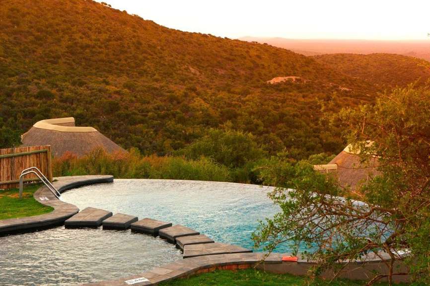 Ein Infinity-Pool mit einem Schild an der Seite, das sagt " schwimmen verboten "