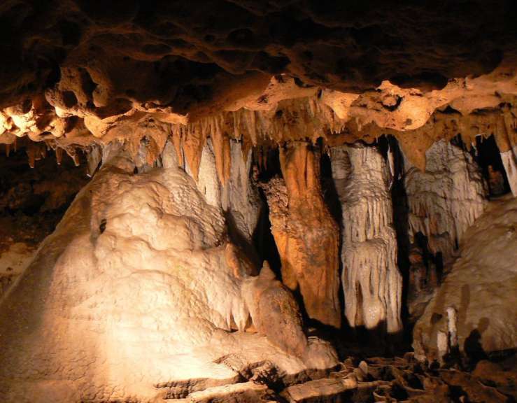 Eine Höhle mit vielen Felsen und Eiszapfen