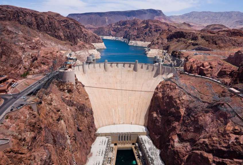 Ein großer Damm inmitten einer Bergkette