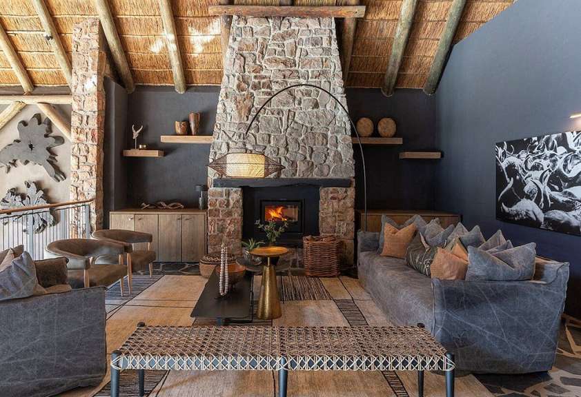 Ein Wohnzimmer mit einer Couch und einem Kamin