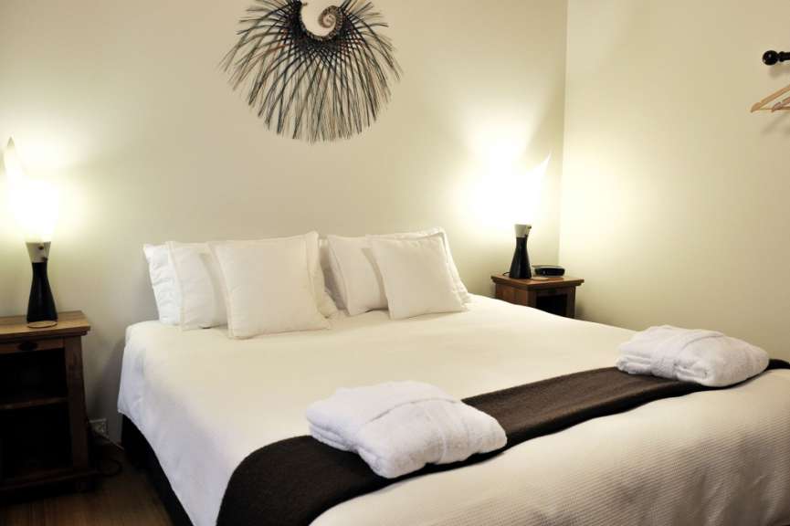 Ein Schlafzimmer mit einem Bett und einem Nachttisch