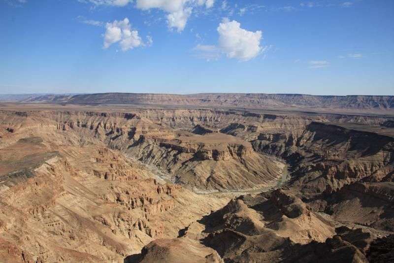 Ein Fluss fließt durch eine Schlucht in der Wüste