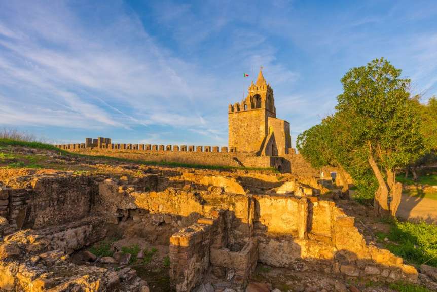 Eine Ruine mit einem Turm und einer Flagge darauf