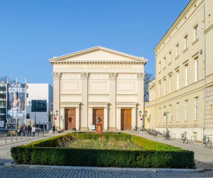 Englische Untertitel: Maxim Gorki Theater
