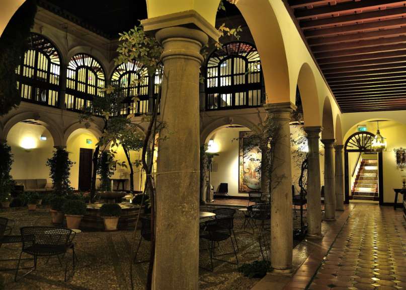 Ein Gebäude mit vielen Säulen und Stühlen