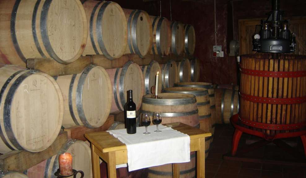 Eine Flasche Wein steht auf einem Tisch in einem Weinkeller