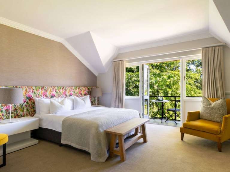 Ein Hotelzimmer mit einem Bett und einem Stuhl