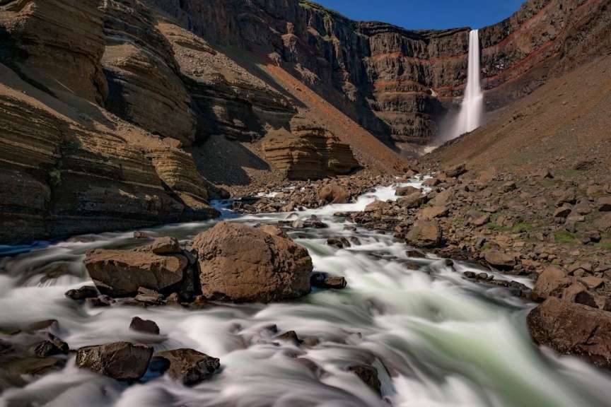 Ein Wasserfall inmitten einer felsigen Landschaft