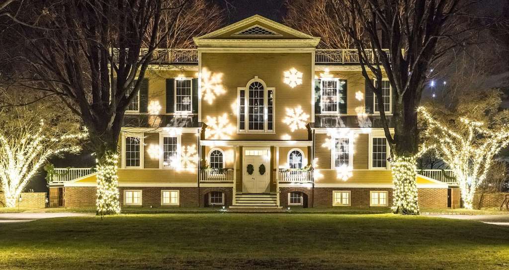 Ein Haus ist im Winter mit Lichterketten und Schneeflocken verziert.