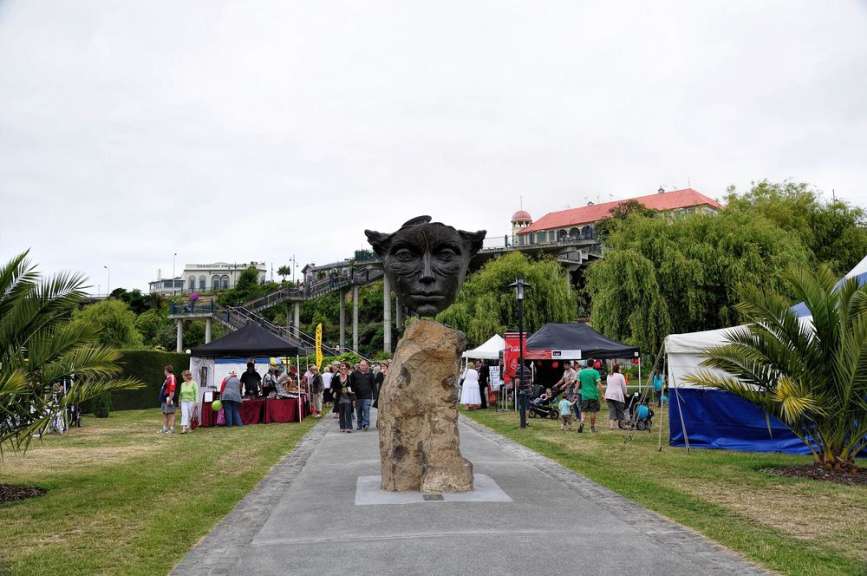 Eine Statue eines Mannes steht in einem Park