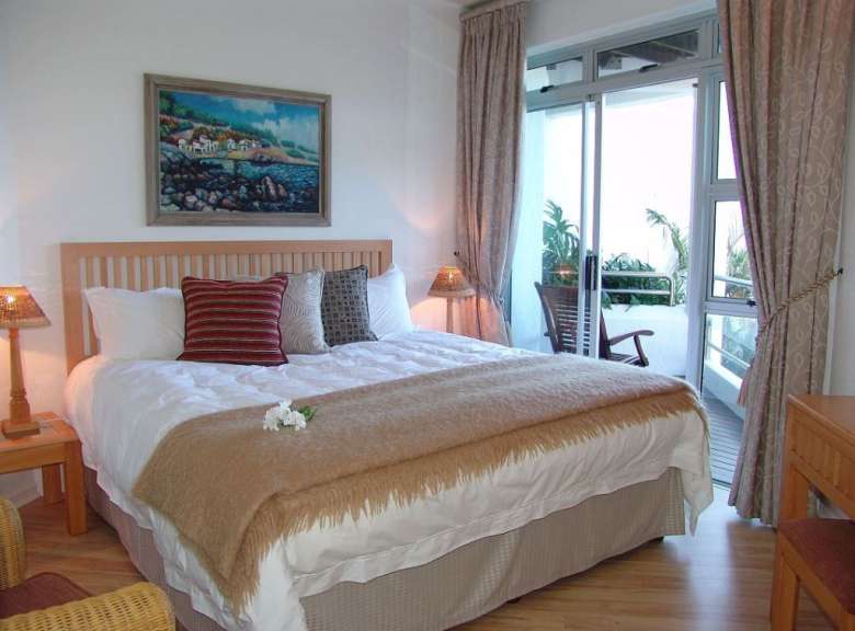 Ein Schlafzimmer mit einem Bett und einem Gemälde an der Wand