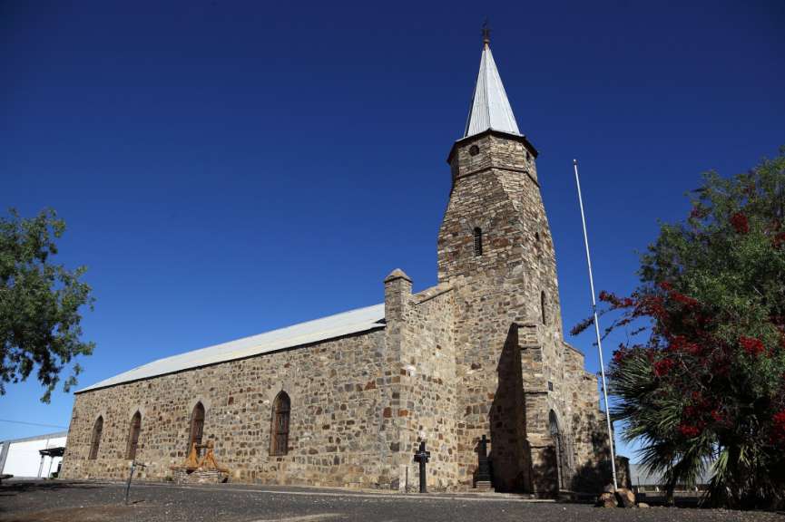 Eine alte Steinkirche mit einem weißen Turm