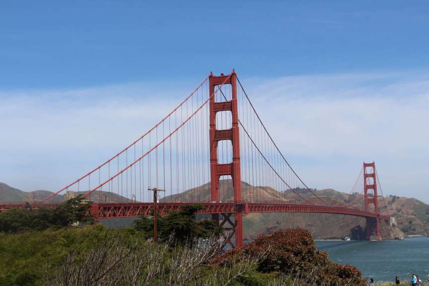Die golden gate bridge in san francisco mit einem blauen himmel im hintergrund