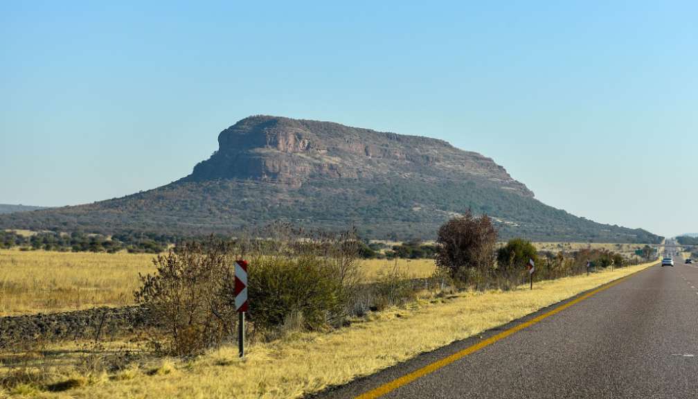 Eine Straße mit einem großen Berg im Hintergrund