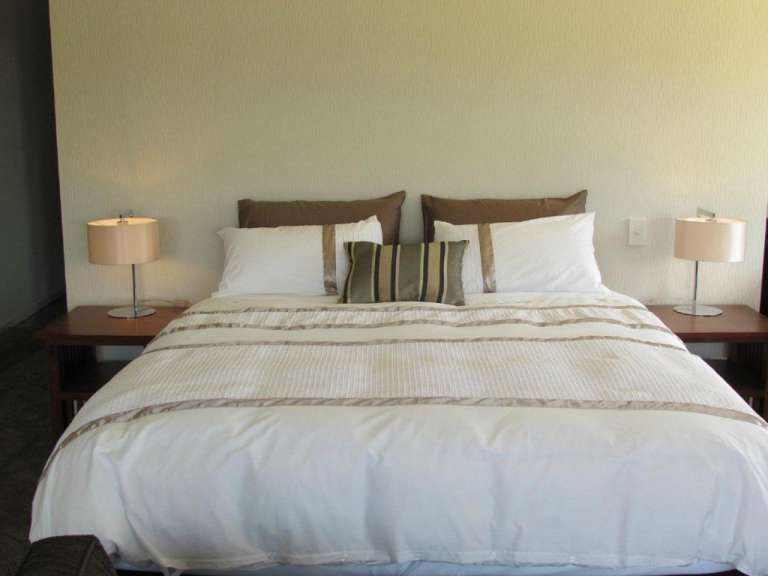 Ein Schlafzimmer mit einem Bett und zwei Nachttischen