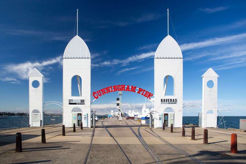 Der eingang zum conningham pier mit einem roten bogen