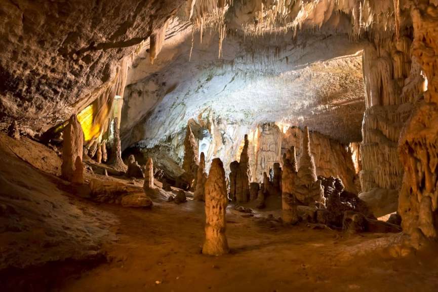 Eine Höhle mit vielen Felsen und Eiszapfen