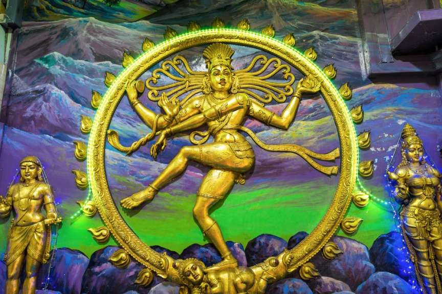 Eine goldene Statue einer Frau, die in einem Kreis tanzt
