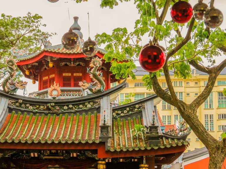 Ein chinesischer Tempel mit einem Drache auf dem Dach
