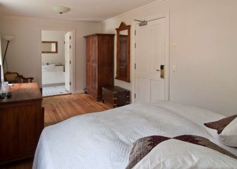 Ein Schlafzimmer mit einem Bett und einem Schrank