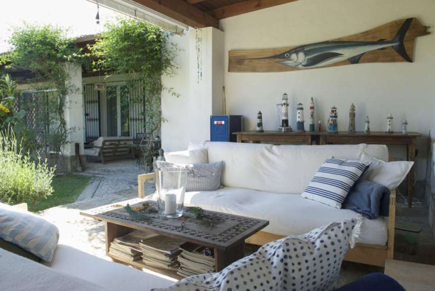 Ein Wohnzimmer mit einer Couch und einem Tisch