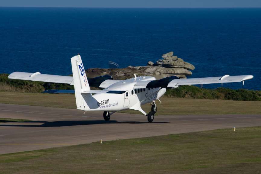 Ein kleines Flugzeug mit der Aufschrift g-eeam landet auf einer Landebahn