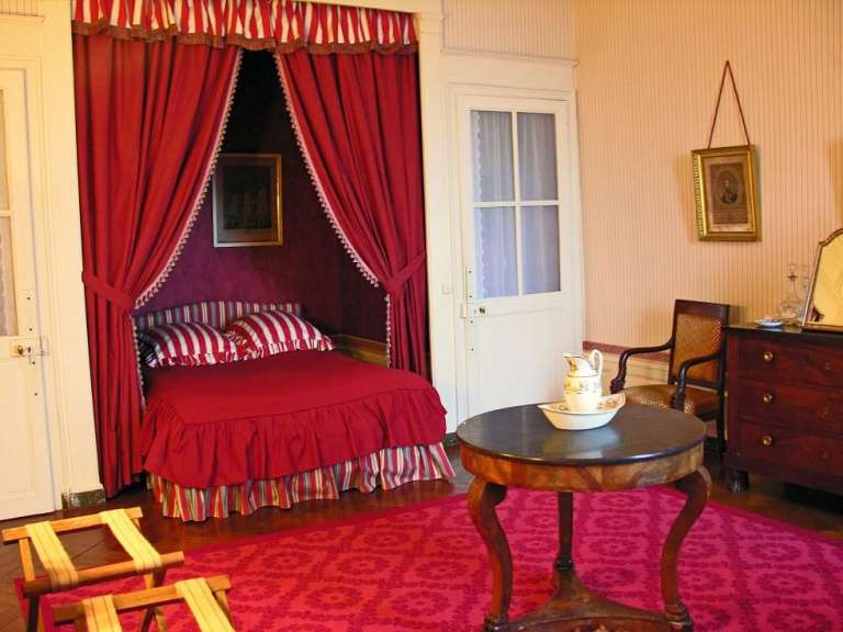 Ein Schlafzimmer mit einem Bett und einem Tisch