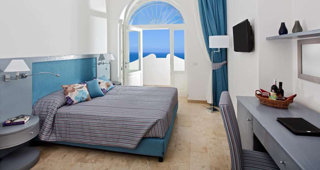 Ein Hotelzimmer mit einem Bett und einem Fernseher
