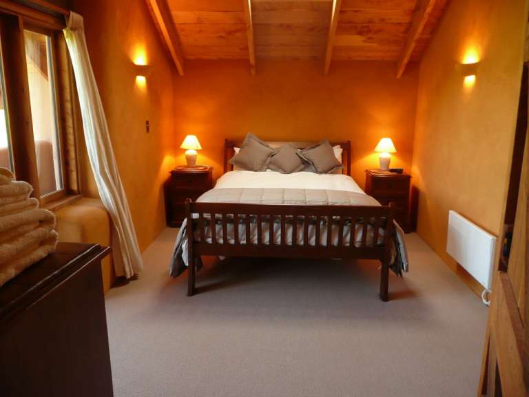 Ein Schlafzimmer mit einem Bett und zwei Nachttischen