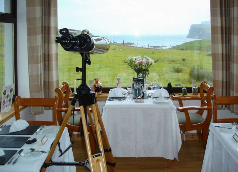 Ein Tisch in einem Restaurant mit einem Fernglas darauf