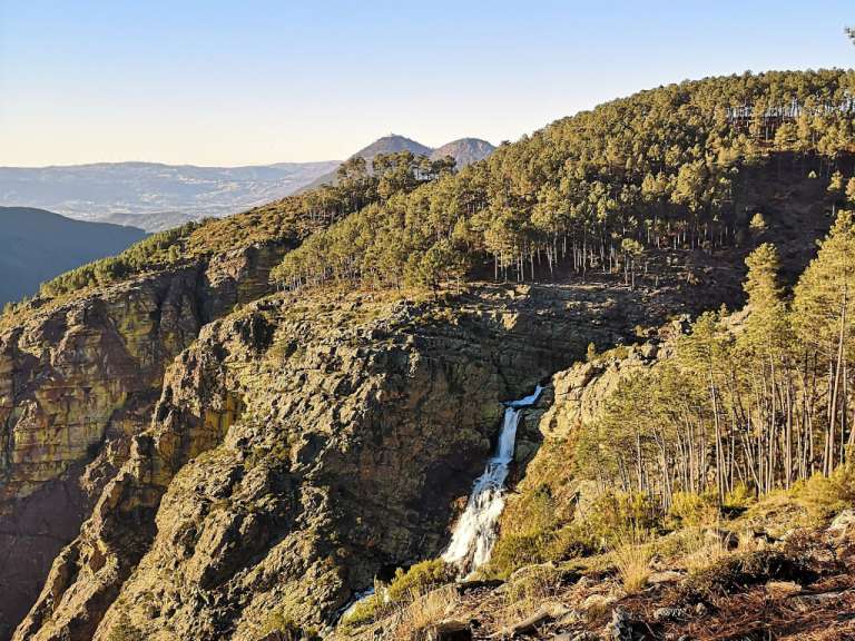 Ein Wasserfall inmitten einer felsigen Landschaft