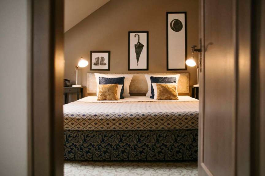 Ein Schlafzimmer mit einem Bett und drei Bildern an der Wand