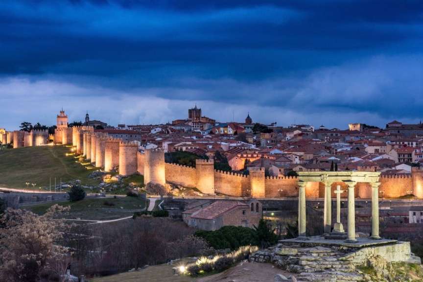 Eine Stadt mit einer alten Mauer und einem Tempel
