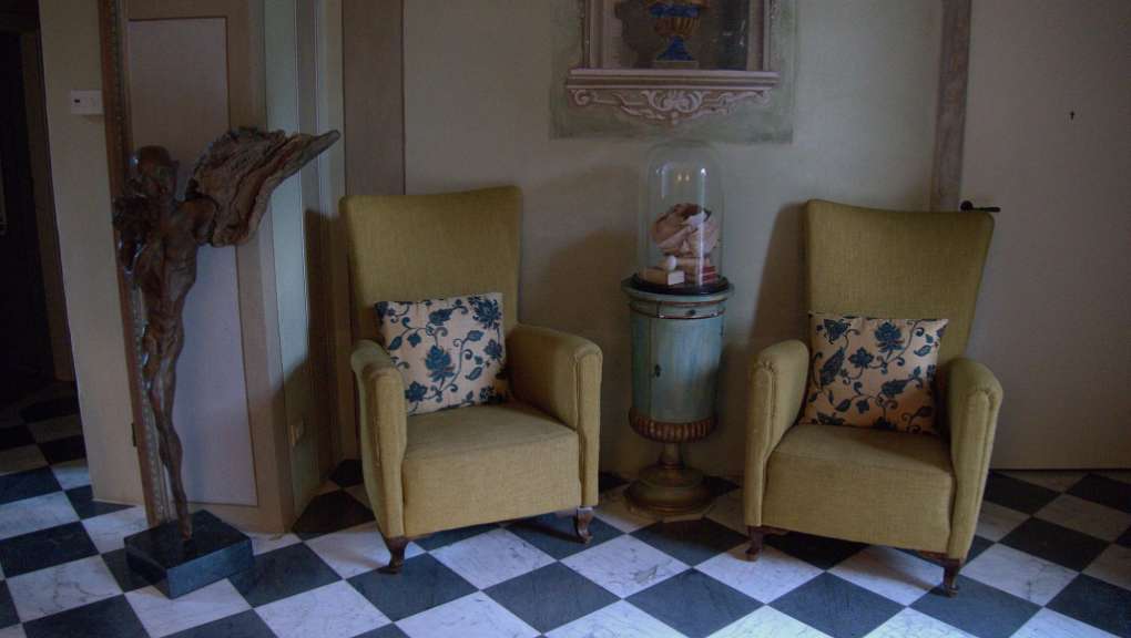 Zwei gelbe Stühle sitzen neben einem Tisch mit einer Glasvase darauf