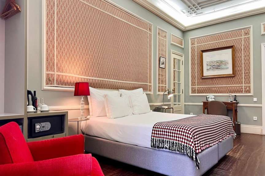 Ein Hotelzimmer mit einem Bett und einem Schreibtisch