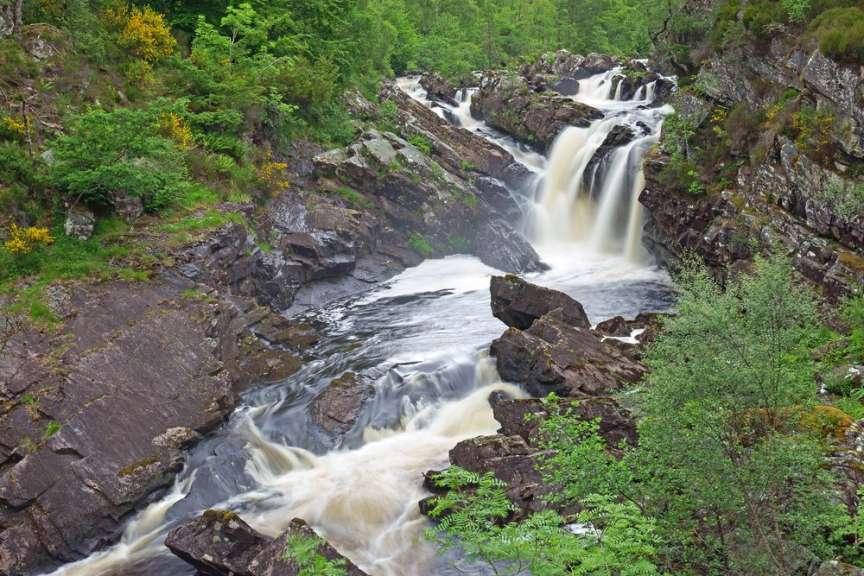 Ein Wasserfall inmitten einer felsigen Landschaft