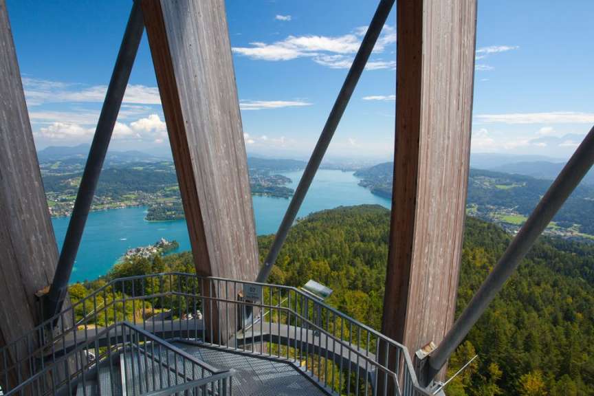 Eine Treppe führt hinauf zu einem Holzturm mit Blick auf einen See