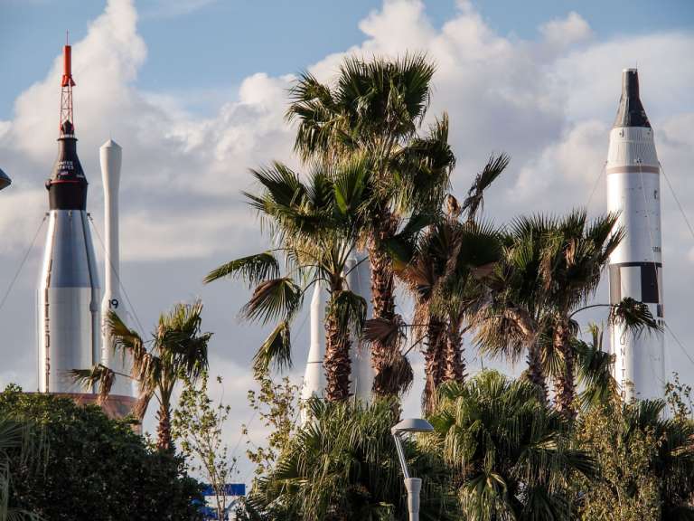 Drei Raketen stehen nebeneinander und einer trägt die Nummer 9