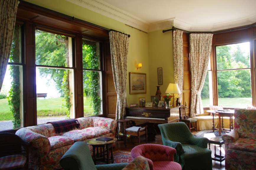 Ein Wohnzimmer mit einem Klavier und einer Couch