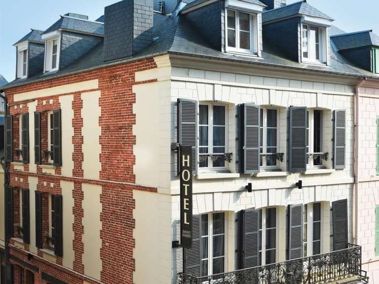 Ein Backsteingebäude mit vielen Fenstern und einem Hotelschild