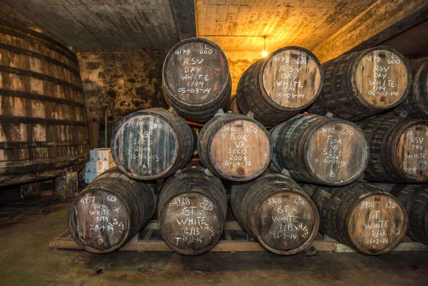 Eine Reihe von Holzfässern mit rsv dry white geschrieben