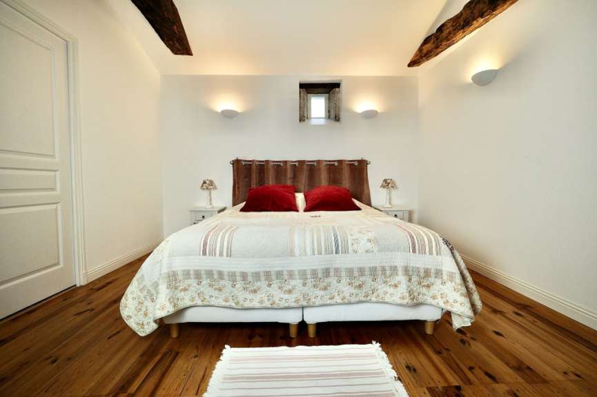 Ein kleines Schlafzimmer mit einem Bett und zwei Nachttischen