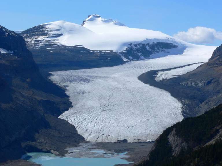 Ein großer Gletscher mit einem Berg im Hintergrund