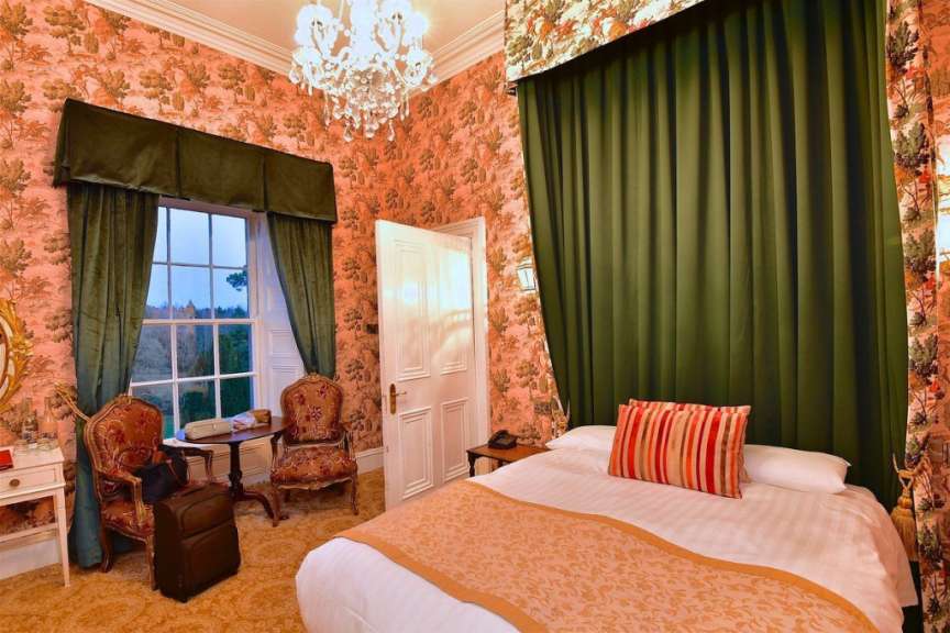 Ein Schlafzimmer mit einem Bett und einem Stuhl