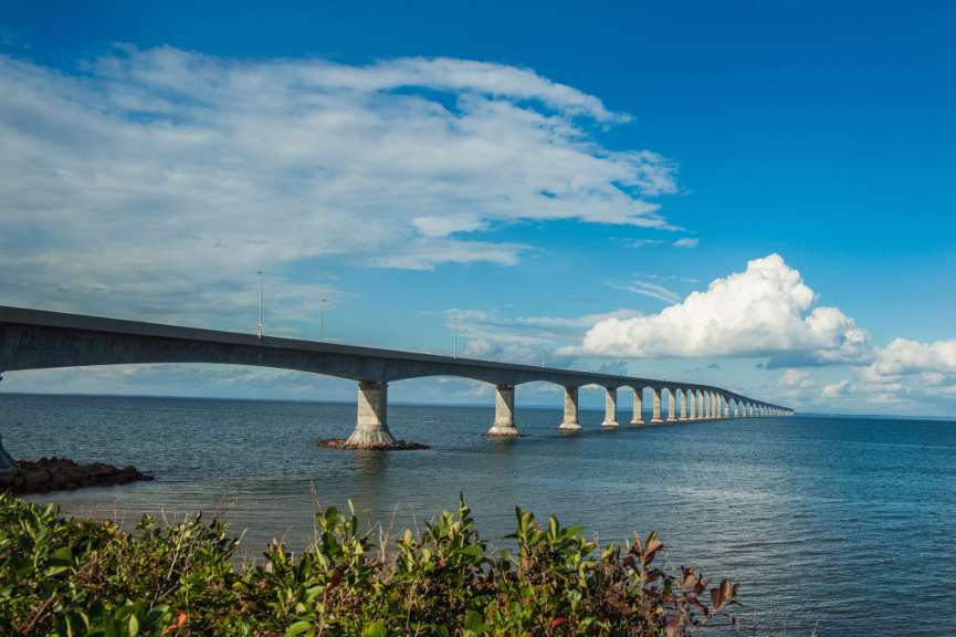 Eine lange Brücke über einen großen Ozean