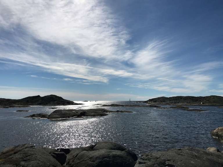 ©M. Simon Ein blauer Himmel mit weißen Wolken über einem ruhigen Ozean