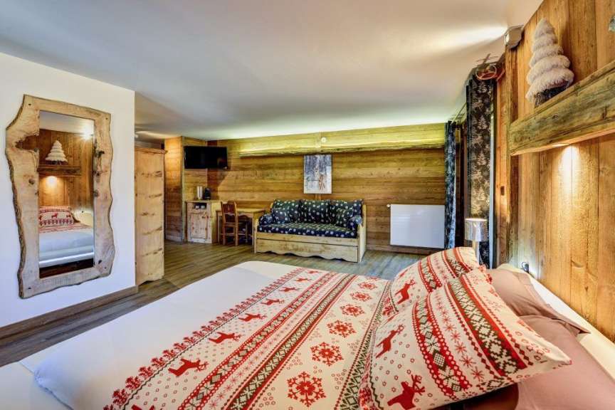 Ein Schlafzimmer mit einem Bett und einem Couchtisch