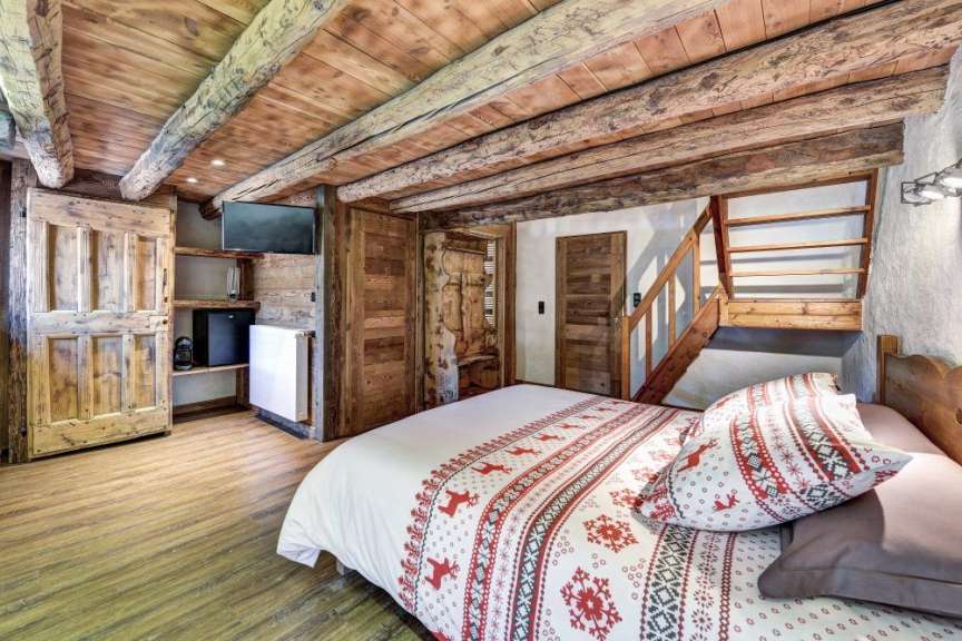 Ein Schlafzimmer mit einem Bett und einer Treppe